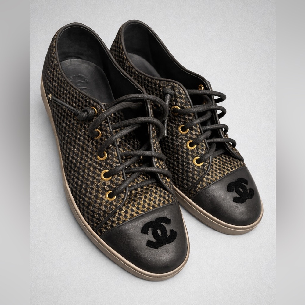 🚨SOLD🚨

Chanel Black and Gold Sneakers - size 40